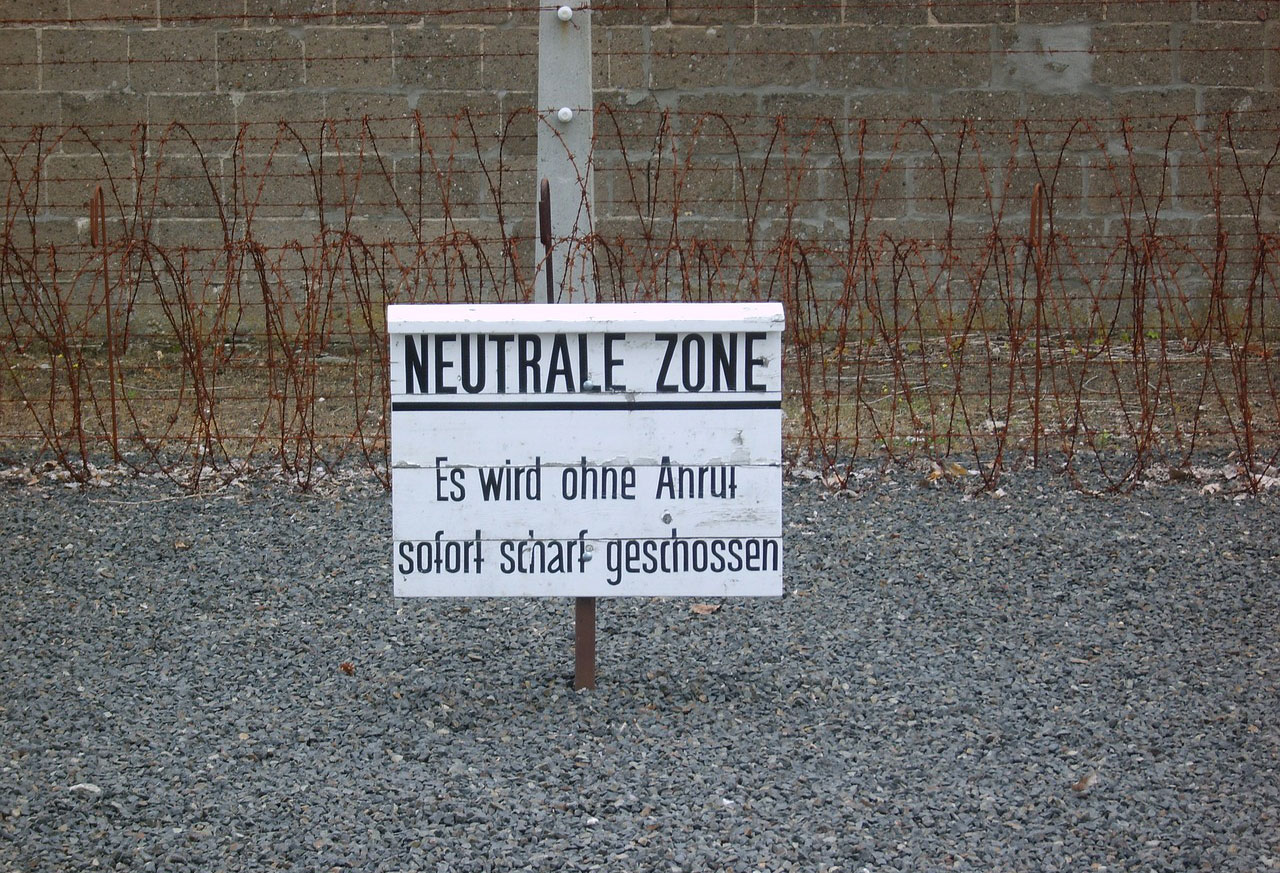 Schild: Neutrale Zone im Konzentrationslager Sachsenhausen