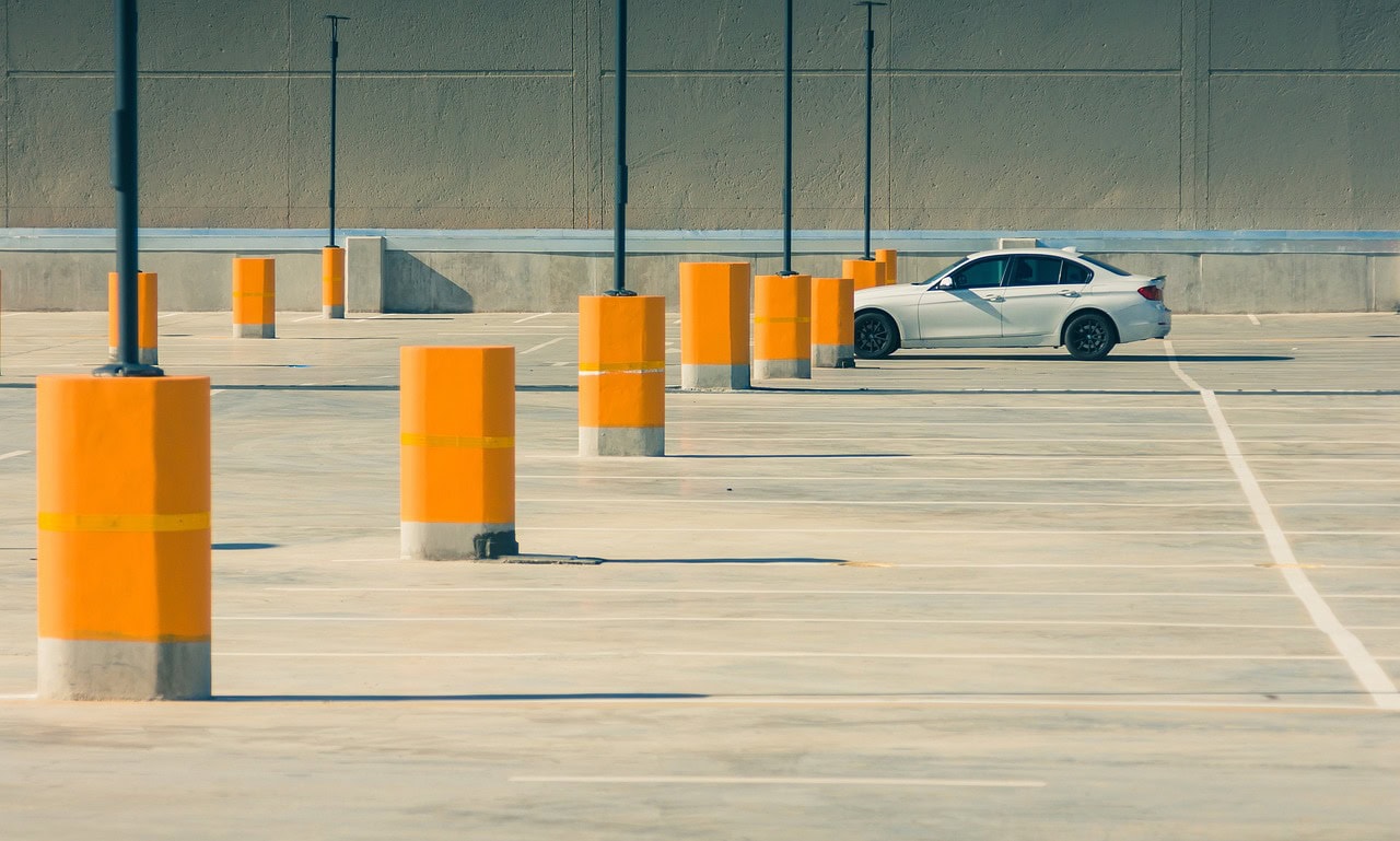 Parkplatz mit nur einem Auto