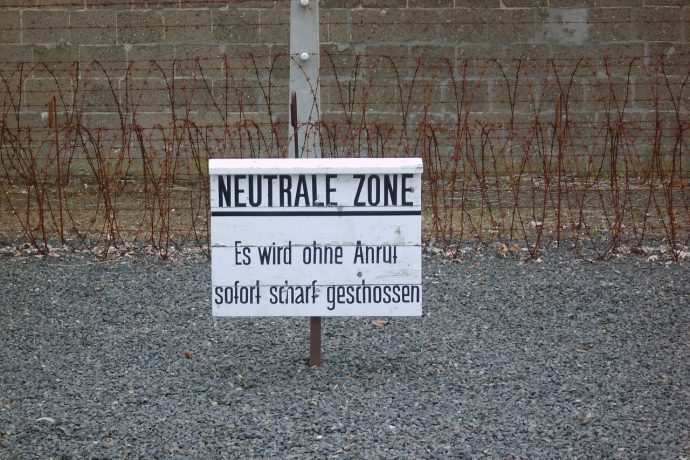 Schild: Neutrale Zone im Konzentrationslager Sachsenhausen